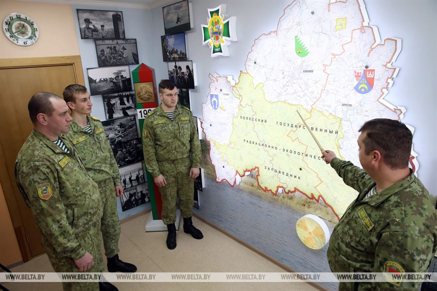 Заместитель начальника погранзаставы Яков Цык во время изучения охраняемого участка заставы Заместитель начальника погранзаставы Яков Цык во время изучения охраняемого участка заставы