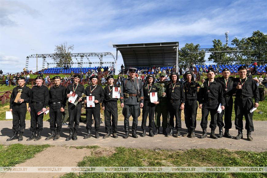 Участники соревнований "Танковый биатлон на Линии Сталина"