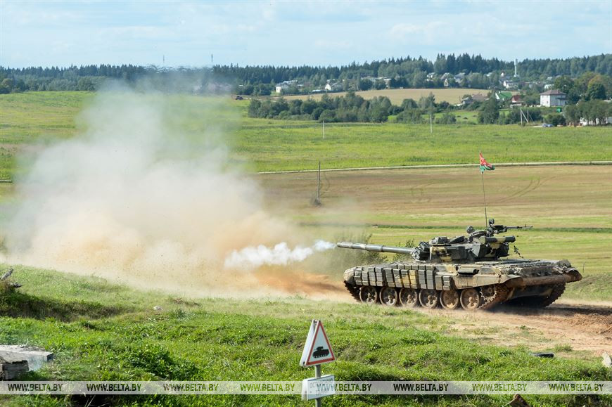 Выстрел из 125 мм орудия танка