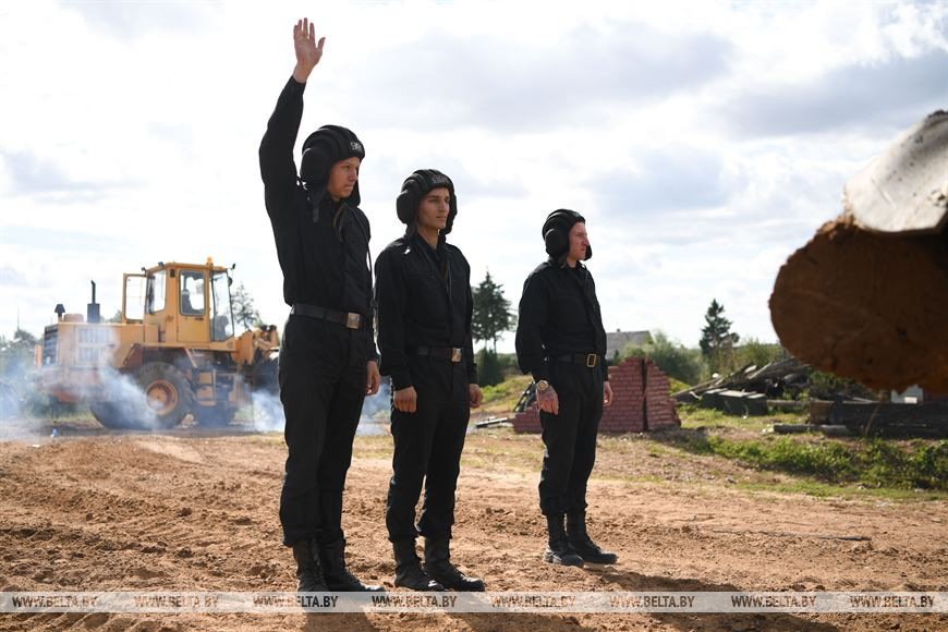 Командир танка показывает готовность экипажа к выполнению упражнения