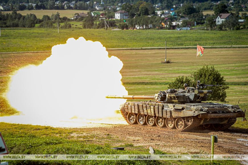 Выстрел из 125 мм орудия танка