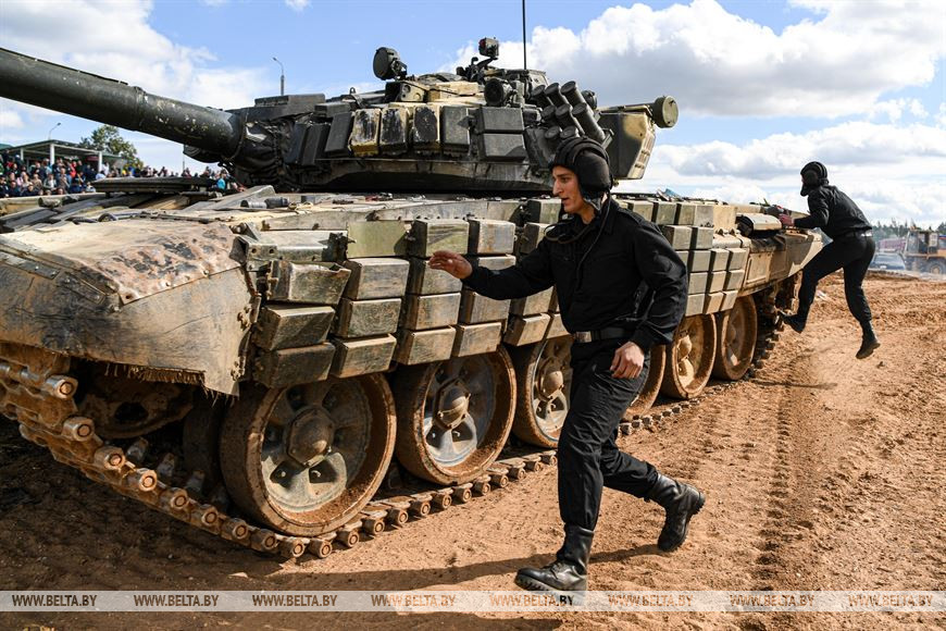 Экипаж танка занимает рабочие места