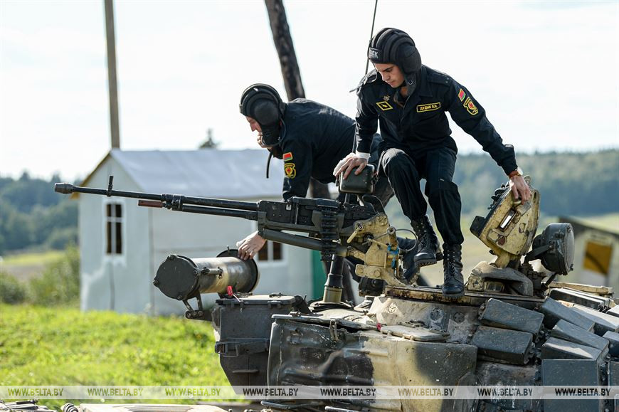 Экипаж танка покидает машину для загрузки боекомплекта