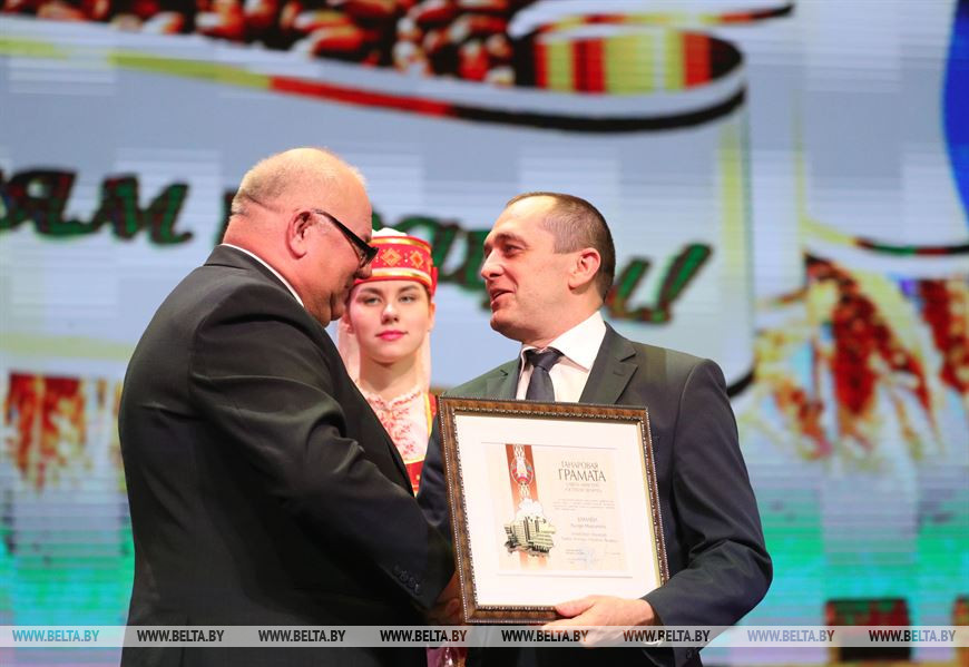 Заместитель премьер-министра Александр Субботин вручает почетную грамоту директору ЗАО "Нива" Григорию Ковалеву