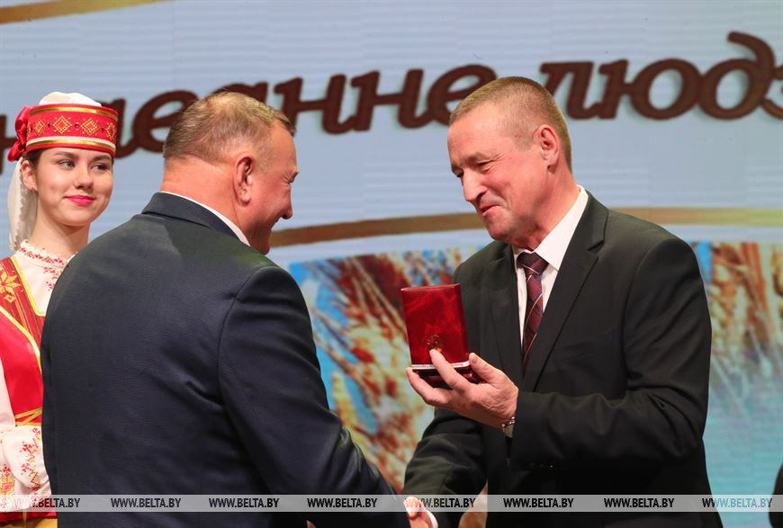 Председатель Могилевского облисполкома Леонид Заяц вручает медаль "За трудовые заслуги" директору института повышения квалификации и переподготовки кадров Белорусской государственной сельскохозяйственной академии Александру Чечеткину