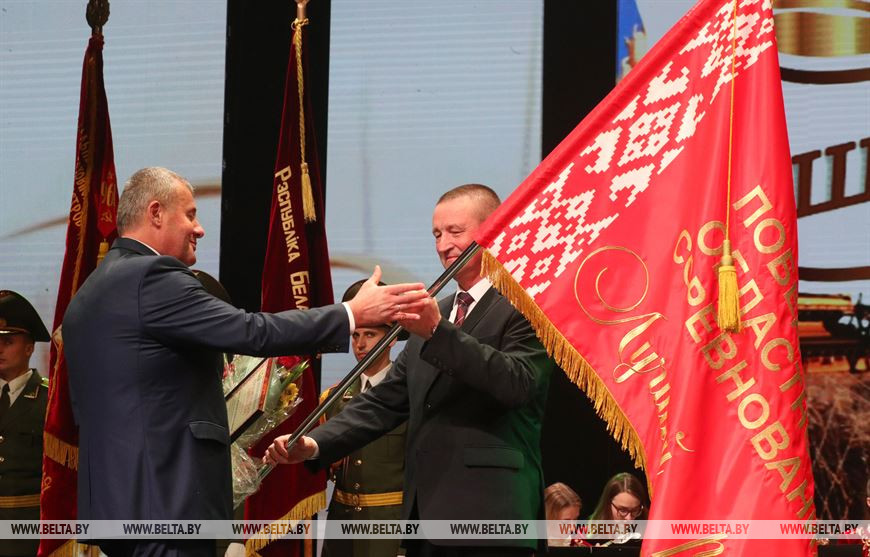 Председатель Могилевского облисполкома Леонид Заяц вручает знамя председателю Могилевского райисполкома Олегу Чикиде