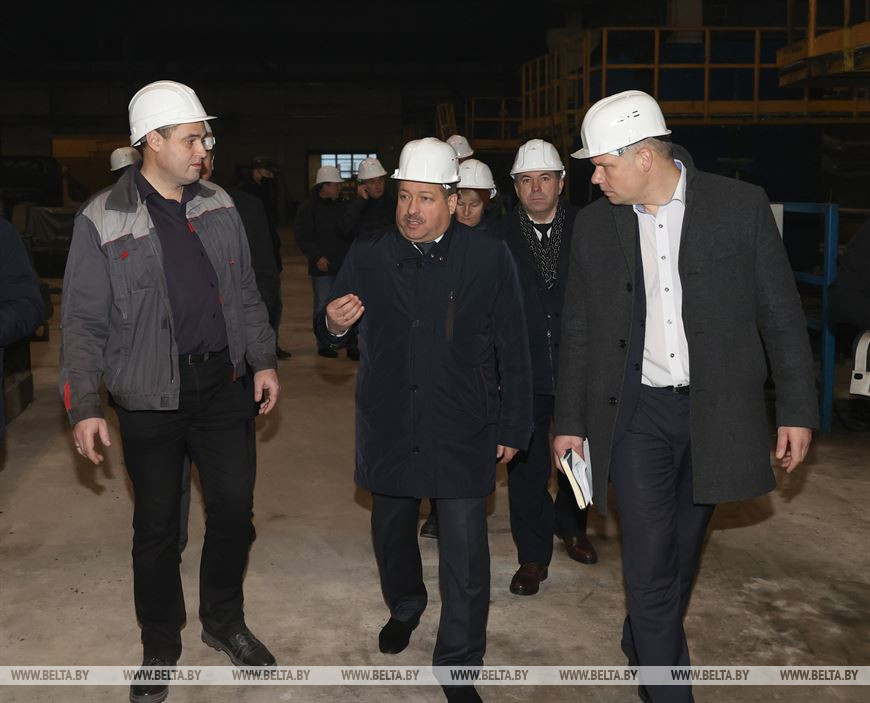 Анатолий Линевич во время посещения завода