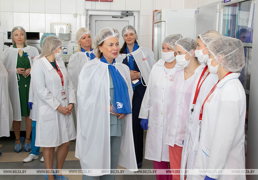 Во время общения Марианны Щеткиной с работниками в цехах предприятия Во время общения Марианны Щеткиной с работниками в цехах предприятия