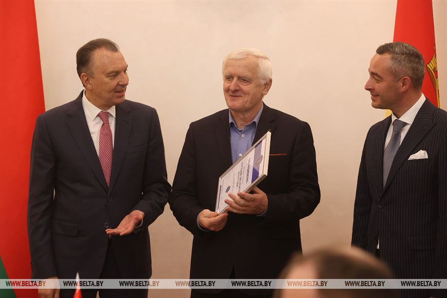 Председатель БелТПП Владимир Улахович, директор ОАО "Радиоволна" Святослав Карпинский и заместитель председателя Гродненского облисполкома Виталий Невера Председатель БелТПП Владимир Улахович, директор ОАО "Радиоволна" Святослав Карпинский и заместитель председателя Гродненского облисполкома Виталий Невера