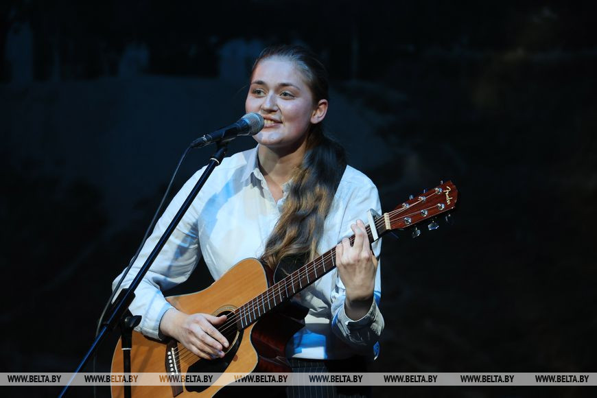 Выступает лауреат фестиваля Юлия Гусакова