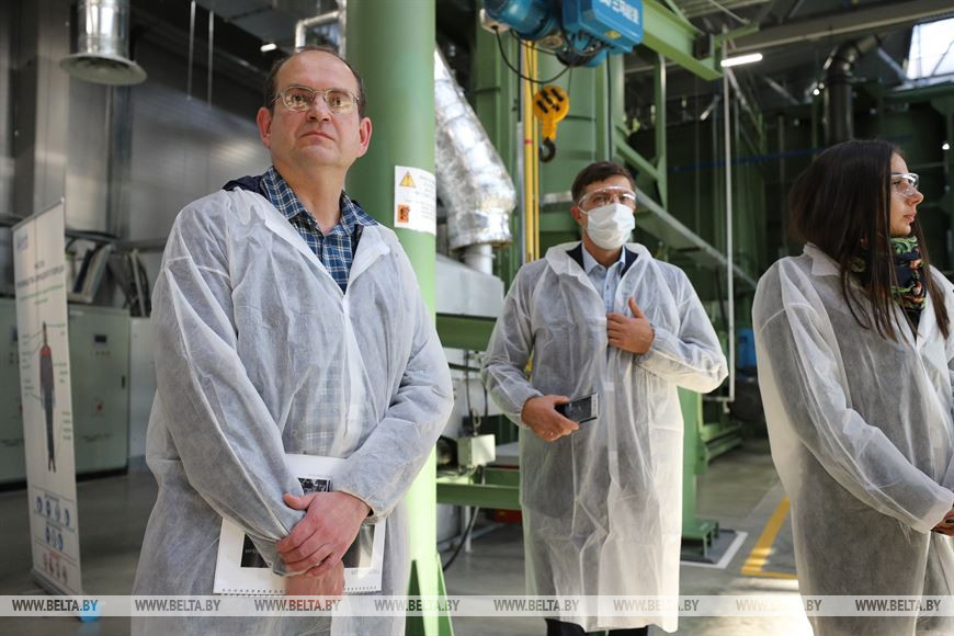 Представители общественной группы посещают производство аккумуляторов