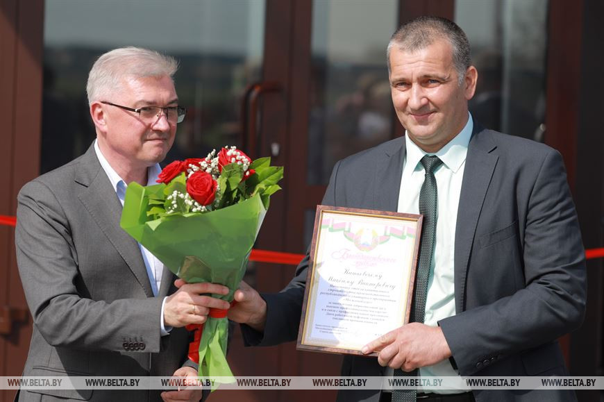 Заместитель председателя Могилевского облисполкома Валерий Малашко благодарит отличившихся Заместитель председателя Могилевского облисполкома Валерий Малашко благодарит отличившихся