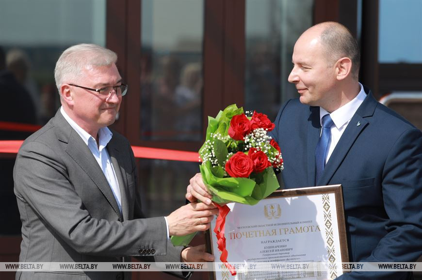 Заместитель председателя Могилевского облисполкома Валерий Малашко благодарит генерального директора ГПО "Белтопгаз" Алексея Кушнаренко Заместитель председателя Могилевского облисполкома Валерий Малашко благодарит генерального директора ГПО "Белтопгаз" Алексея Кушнаренко