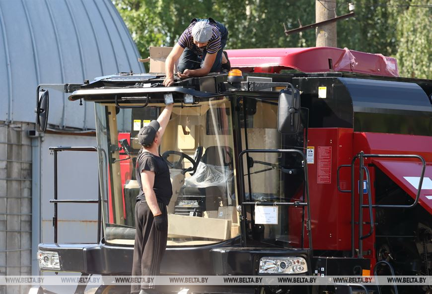 Подготовка комбайнов к отправке в районы Подготовка комбайнов к отправке в районы