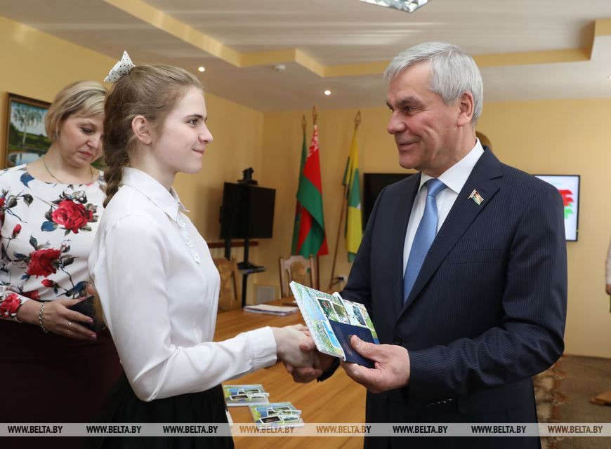 Владимир Андрейченко вручает паспорт Дарье Коротковой