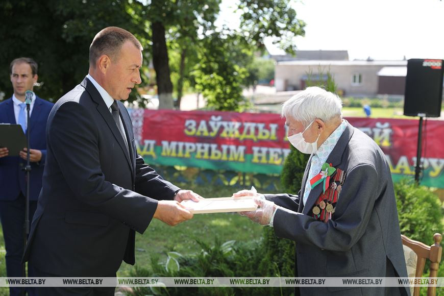 Председатель Новогрудского райисполкома Сергей Федченко поздравил ветерана со юбилеем
