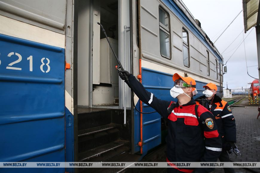 Слесари по ремонту подвижного состава Локомотивного оборотного депо Евгений Козлов и Генрих Штабинский проводят дезинфекционную обработку дизель-поезда Слесари по ремонту подвижного состава Локомотивного оборотного депо Евгений Козлов и Генрих Штабинский проводят дезинфекционную обработку дизель-поезда
