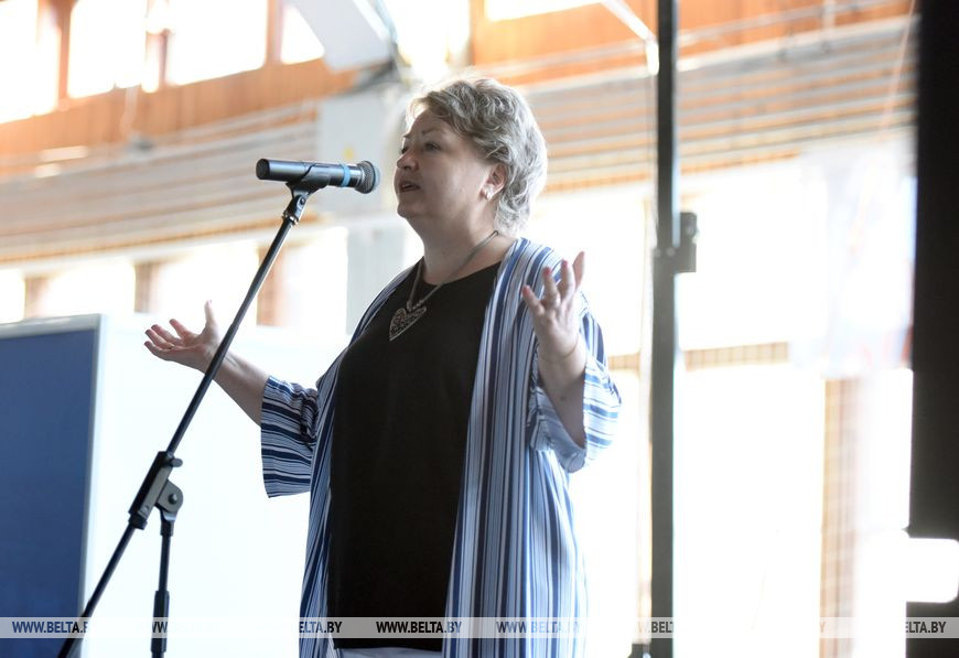 Заместитель начальника управления образования Гомельского облисполкома Жанна Жданович во время выступления на открытии турнира