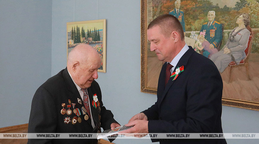 Леонид Заяц поздравляет ветерана Великой Отечественной войны Федора Ивановича Кривоногова
