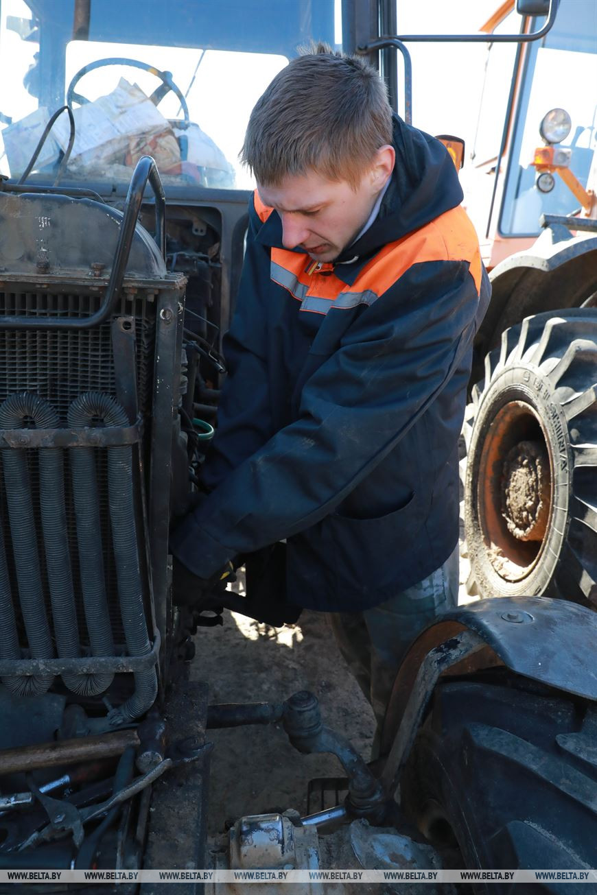 Студент Николай Дроздов во время проведения ремонтных работ