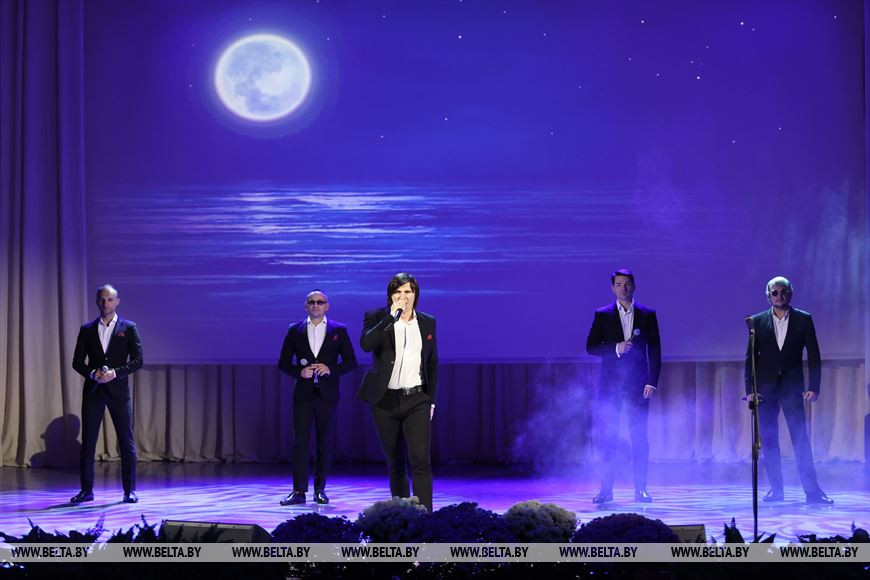 Во время праздничного концерта Во время праздничного концерта