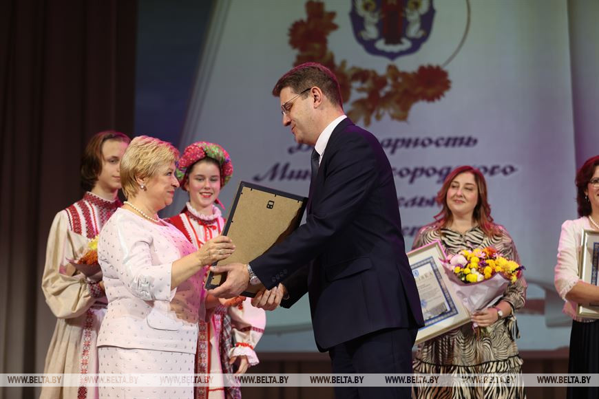 Председатель Минского городского исполнительного комитета Владимир Кухарев вручает благодарность Минского городского исполнительного комитета Елене Липень Председатель Минского городского исполнительного комитета Владимир Кухарев вручает благодарность Минского городского исполнительного комитета Елене Липень