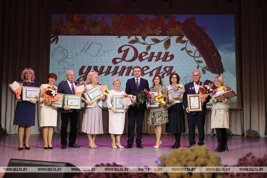 Председатель Минского городского исполнительного комитета Владимир Кухарев (в центре) во время церемонии награждения педагогов Председатель Минского городского исполнительного комитета Владимир Кухарев (в центре) во время церемонии награждения педагогов