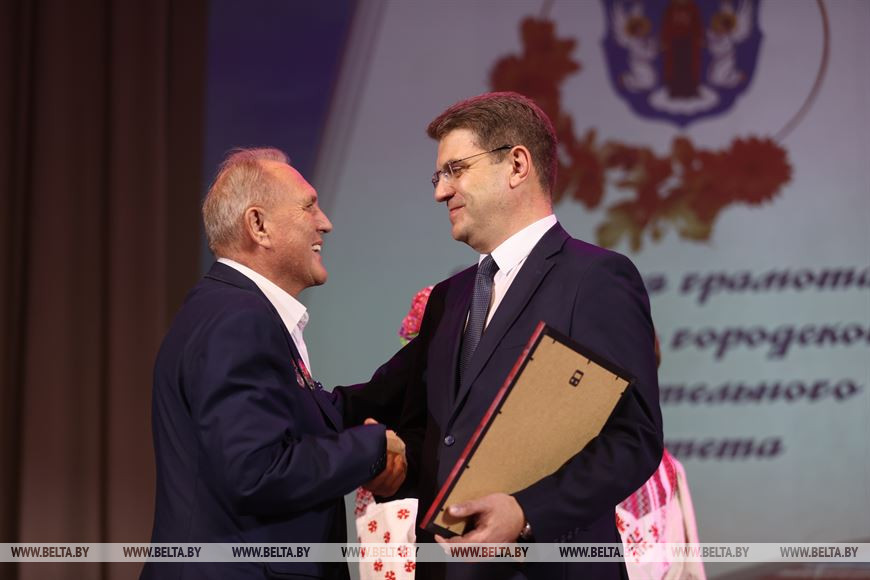 Председатель Минского городского исполнительного комитета Владимир Кухарев награждает почетной грамотой Минского городского исполнительного комитета Геннадия Сухомлинова Председатель Минского городского исполнительного комитета Владимир Кухарев награждает почетной грамотой Минского городского исполнительного комитета Геннадия Сухомлинова
