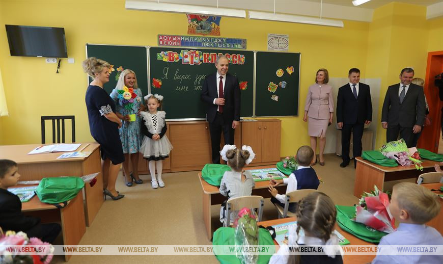 Глава Администрации Президента Игорь Сергеенко в новой школе Глава Администрации Президента Игорь Сергеенко в новой школе