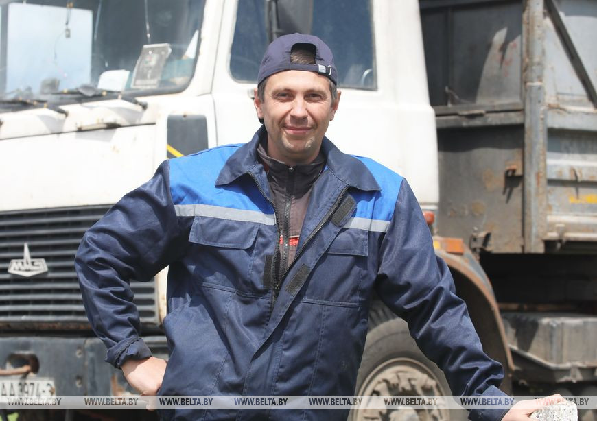 Водитель на подвозке семян Евгений Михалко