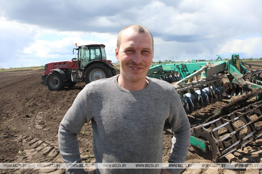 Механизатор Вадим Ярец, занятый на подготовке почвы под второй сев овса и многолетних трав