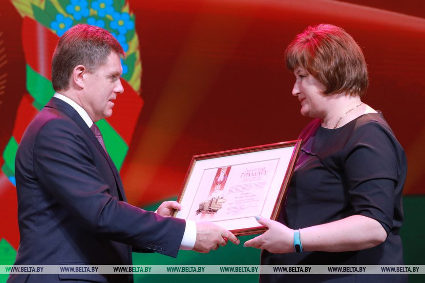 Заместитель премьер-министра Игорь Петришенко вручает почетную грамоту Совета Министров врачу общей практики (заведующему) отделением общей практики Могилевской поликлиники № 7 Виктории Ярошкиной Заместитель премьер-министра Игорь Петришенко вручает почетную грамоту Совета Министров врачу общей практики (заведующему) отделением общей практики Могилевской поликлиники № 7 Виктории Ярошкиной