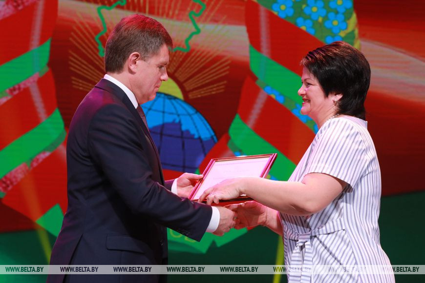 Заместитель премьер-министра Игорь Петришенко поздравляет врача-инфекциониста, заведующего инфекционным отделением Чаусской центральной районной больницы Светлану Волчкову Заместитель премьер-министра Игорь Петришенко поздравляет врача-инфекциониста, заведующего инфекционным отделением Чаусской центральной районной больницы Светлану Волчкову