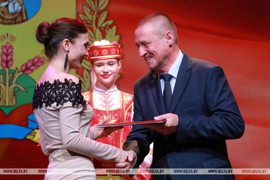 Председатель Могилевского облисполкома Леонид Заяц поздравляет заместителя главного врача Чериковской центральной районной больницы Юлию Актысеву Председатель Могилевского облисполкома Леонид Заяц поздравляет заместителя главного врача Чериковской центральной районной больницы Юлию Актысеву