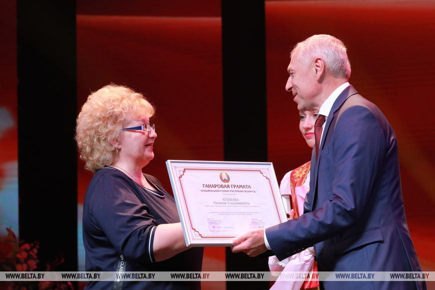 Заместитель председателя Палаты представителей Валерий Мицкевич вручает почетную грамоту главному врачу Бобруйской городской поликлиники № 3 Наталье Кизимовой Заместитель председателя Палаты представителей Валерий Мицкевич вручает почетную грамоту главному врачу Бобруйской городской поликлиники № 3 Наталье Кизимовой