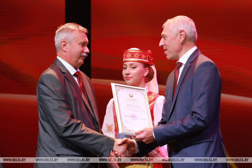 Заместитель председателя Палаты представителей Валерий Мицкевич поздравляет главного врача Могилевского областного противотуберкулезного диспансера Виктора Воробьева Заместитель председателя Палаты представителей Валерий Мицкевич поздравляет главного врача Могилевского областного противотуберкулезного диспансера Виктора Воробьева