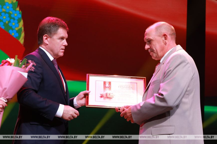 Заместитель премьер-министра Игорь Петришенко вручает почетную грамоту Совета Министров врачу-анестезиологу-реаниматологу отделения анестезиологии и реанимации стационара Осиповичской центральной районной больницы Александру Артамонову Заместитель премьер-министра Игорь Петришенко вручает почетную грамоту Совета Министров врачу-анестезиологу-реаниматологу отделения анестезиологии и реанимации стационара Осиповичской центральной районной больницы Александру Артамонову