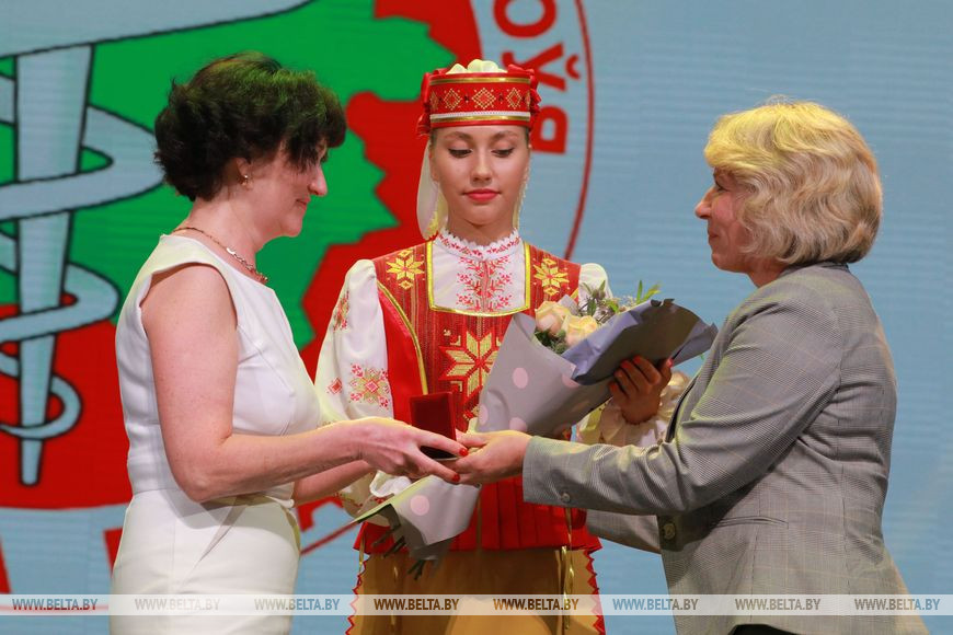 Заместитель министра здравоохранения - главный санитарный врач Наталья Жукова награждает знаком "Отличник здравоохранения Республики Беларусь" главную медицинскую сестру Могилевского областного противотуберкулезного диспансера Валентину Сафонову Заместитель министра здравоохранения - главный санитарный врач Наталья Жукова награждает знаком "Отличник здравоохранения Республики Беларусь" главную медицинскую сестру Могилевского областного противотуберкулезного диспансера Валентину Сафонову