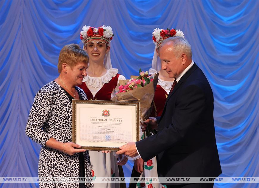 Николай Шерстнев вручает Почетную грамоту Витебского облисполкома медицинской сестре-анестезисту (старшая) отделения анестезиологии и реанимации учреждения здравоохранения "Витебская областная клиническая больница" Татьяне Азарченко