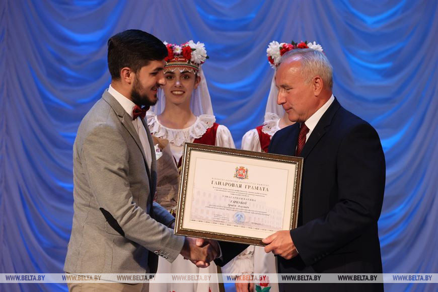 Николай Шерстнев вручает Почетную грамоту Витебского облисполкома Артему Горбукову