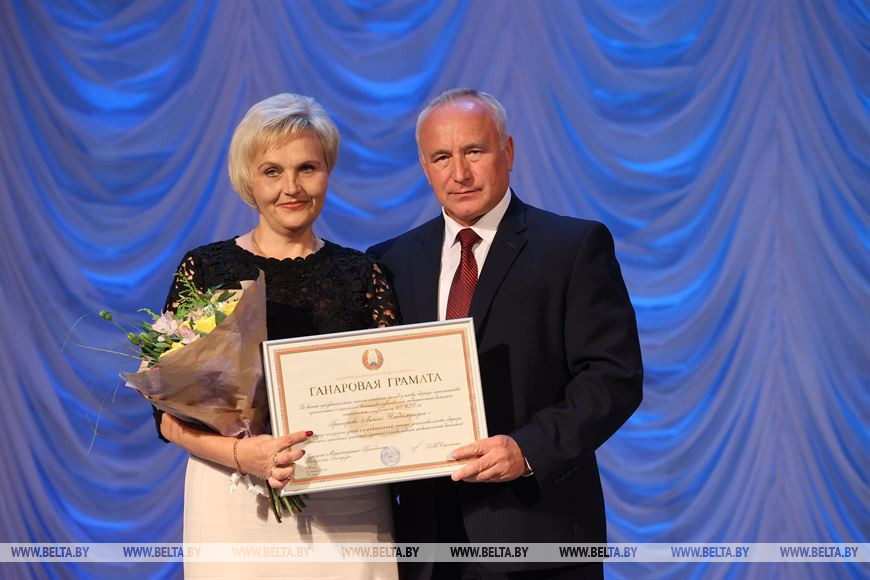Председатель Витебского облисполкома Николай Шерстнев вручает Почетную грамоту Администрации Президента Республики Беларусь заместителю главного врача по медицинской части учреждения здравоохранения "Витебская городская станция скорой и неотложной медицинской" Оксане Григорович