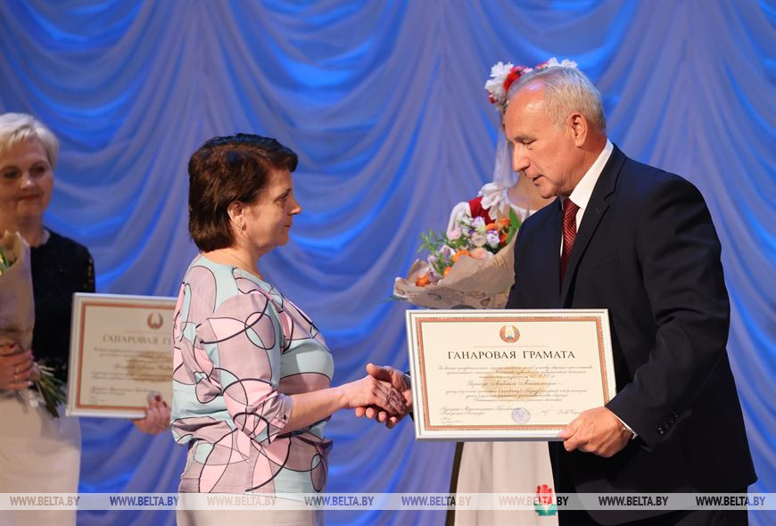 Николай Шерстнев вручает Почетную грамоту Администрации Президента Республики Беларусь врачу общей практики (заведующей) Парафьяновской амбулатории врача общей практики учреждения здравоохранения "Докшицкая центральная районная больница" Людмиле Зоричус