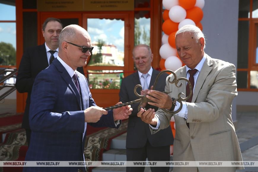 Генеральный директор ОАО "Гроднопромстрой" Абдулвагаб Вагабов (справа) вручает символический ключ главному врачу Островецкой ЦРБ Владимиру Можейко Генеральный директор ОАО "Гроднопромстрой" Абдулвагаб Вагабов (справа) вручает символический ключ главному врачу Островецкой ЦРБ Владимиру Можейко