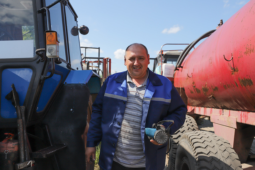 Тракторист с 20-летним стажем Петр Гучко задействован на всех полевых работах: пахоте, севе, уборке