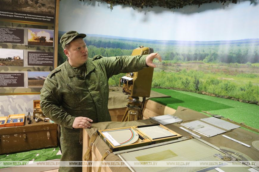 Заместитель командира 51-й гвардейской артиллерийской бригады подполковник Юрий Ковеня в музее бригады Заместитель командира 51-й гвардейской артиллерийской бригады подполковник Юрий Ковеня в музее бригады