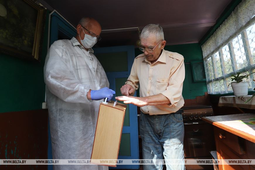 Михаил Пивоварчук во время голосования на дому Михаил Пивоварчук во время голосования на дому