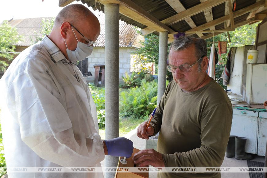 Житель агрогородка Чернавчицы Владимир Калугин во время выездного голосования Житель агрогородка Чернавчицы Владимир Калугин во время выездного голосования