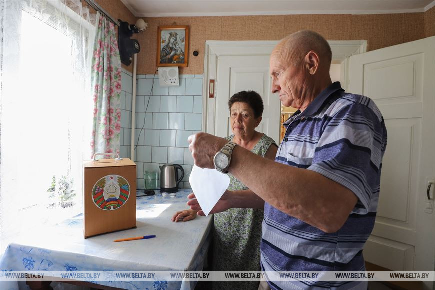 Мария и Иосиф Герусь голосуют на дому Мария и Иосиф Герусь голосуют на дому
