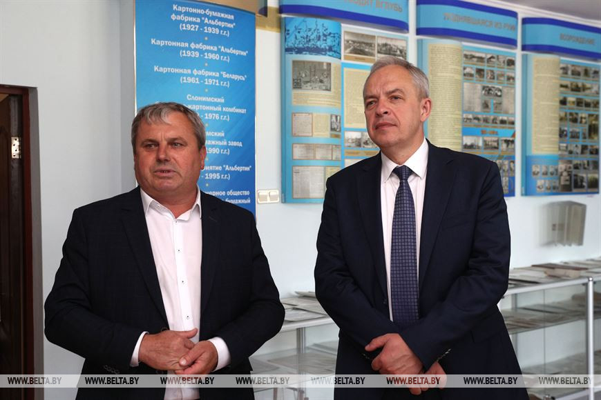 Генеральный директор Слонимского картонно-бумажного завода "Альбертин" Антоник Николай и Глава Администрации Президента Игорь Сергеенко Генеральный директор Слонимского картонно-бумажного завода "Альбертин" Антоник Николай и Глава Администрации Президента Игорь Сергеенко