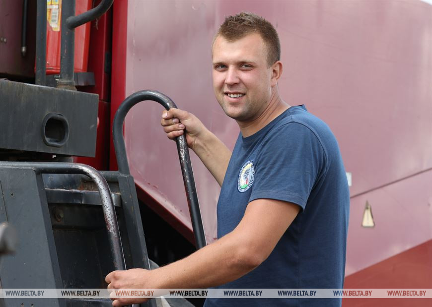 Комбайнер ОАО "Задровье" Сергей Домбровский Комбайнер ОАО "Задровье" Сергей Домбровский